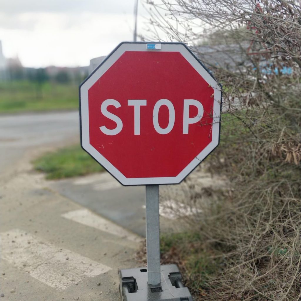 capteur de mouvement sur des panneaux de signalisation