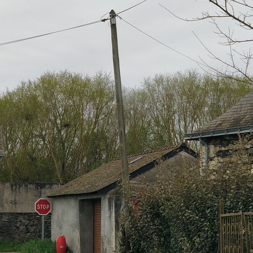 Poteau connecté grâce aux capteurs IoT pour prévenir la chute et les pannes des poteaux