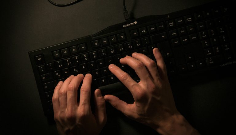 découvrez comment installer tcpdump sur windows, maîtrisez les commandes essentielles et explorez des alternatives gratuites pour analyser le trafic réseau efficacement.