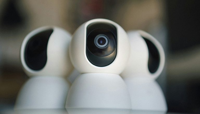 découvrez ce qu'est un objet connecté avec une définition simple, des exemples concrets et comprenez la différence avec l'internet des objets (iot).