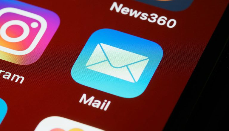 Webmail CNRS accéder à votre — interface email sur écran d'ordinateur
