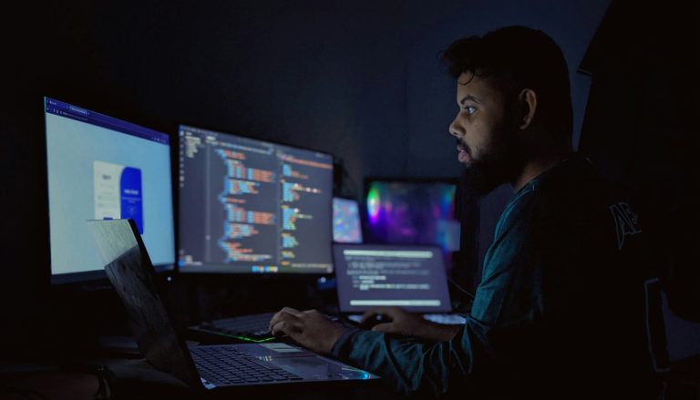 découvrez le rôle d'un auditeur en sécurité informatique, ses missions principales, les salaires pratiqués et les formations recommandées par l'anssi pour devenir expert en cybersécurité.