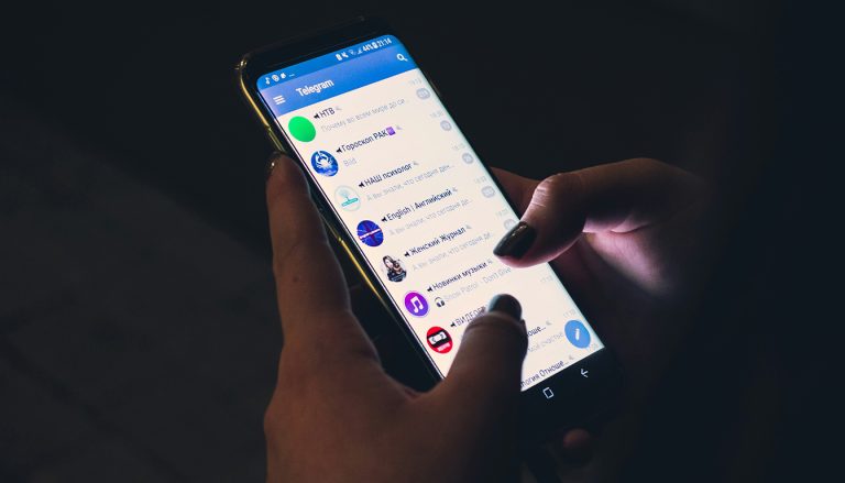 Chatbot Telegram créer un bot — interface de chatbot Telegram sur smartphone