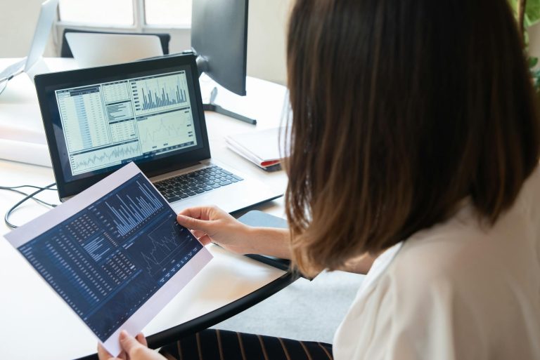 Intelligence artificielle et Excel les — personne utilisant Excel avec outils IA
