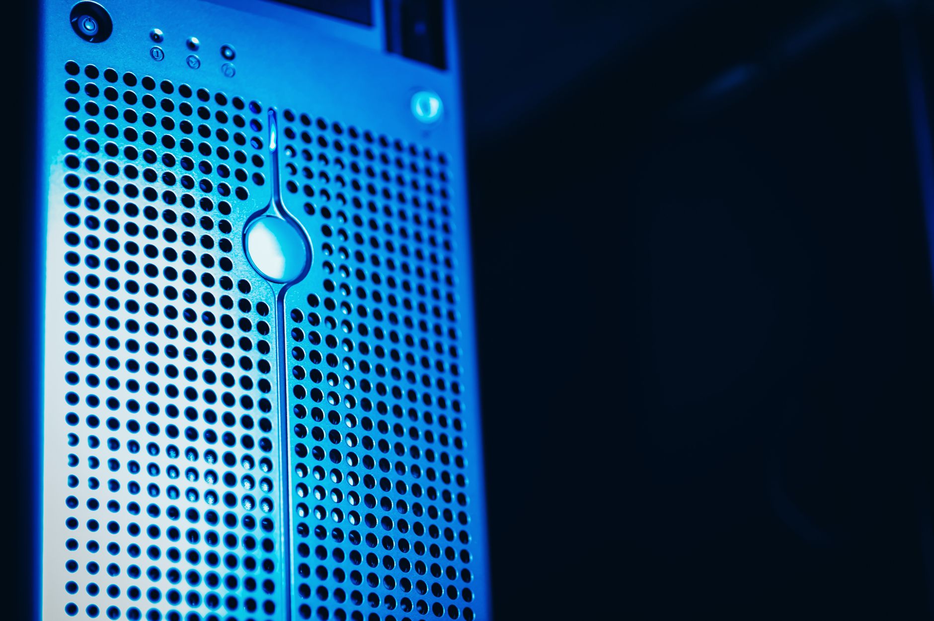 Mettre en place Nginx ModSecurity : de l’installation du WAF aux premiers tests — salle serveur avec logiciel de sécurité