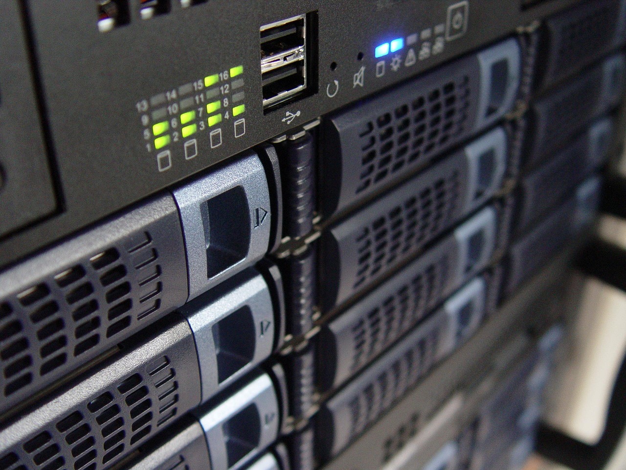 Pourquoi la configuration TLS 1.3 dans Nginx ne peut plus se limiter à activer HTTPS — salle serveur avec fonctionnalités de sécurité