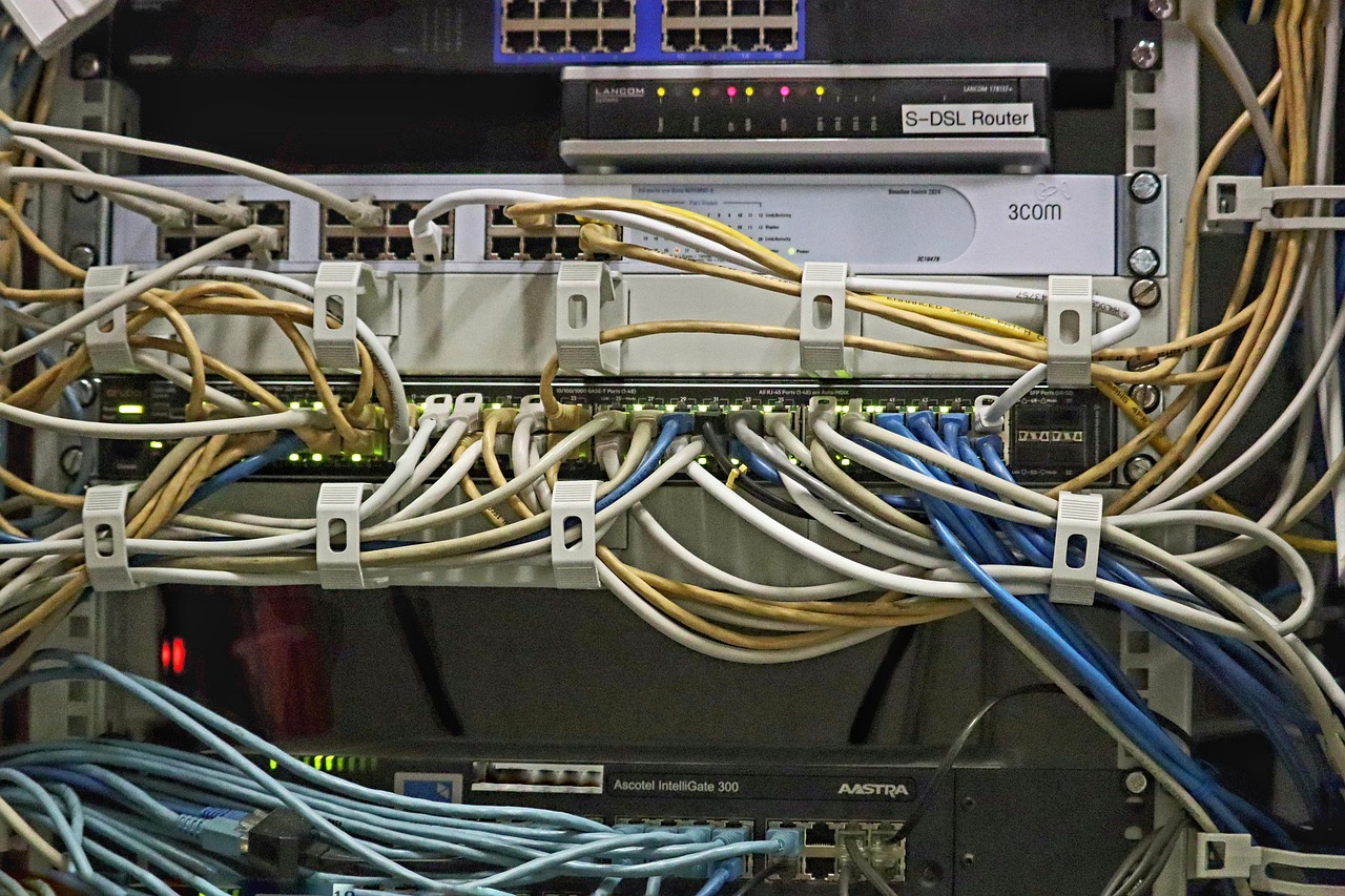 Fonctionnement d’un serveur internet et modèle client-serveur, sans mystère — salle de serveurs avec plusieurs serveurs