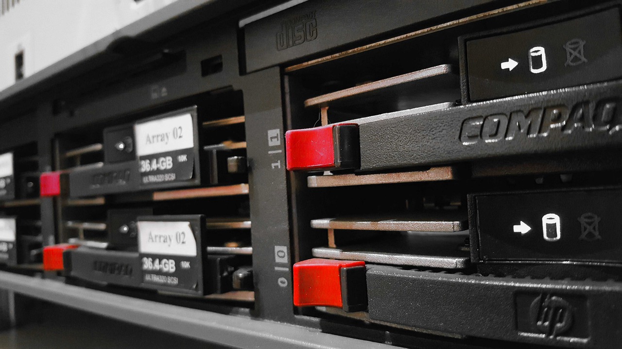 Serveur internet fonctionnement, types et — salle de serveurs avec plusieurs serveurs