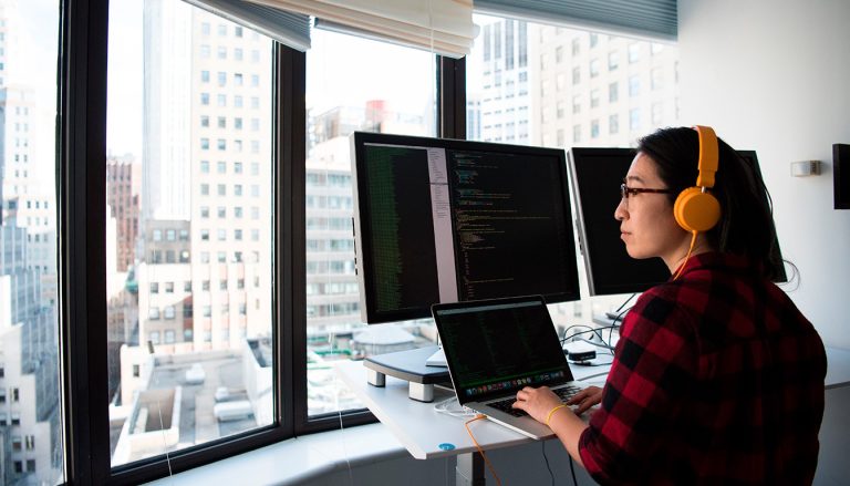 Découvrez le salaire moyen d'un ingénieur DevOps, les facteurs qui influencent sa rémunération et les opportunités de carrière dans ce domaine en pleine croissance.