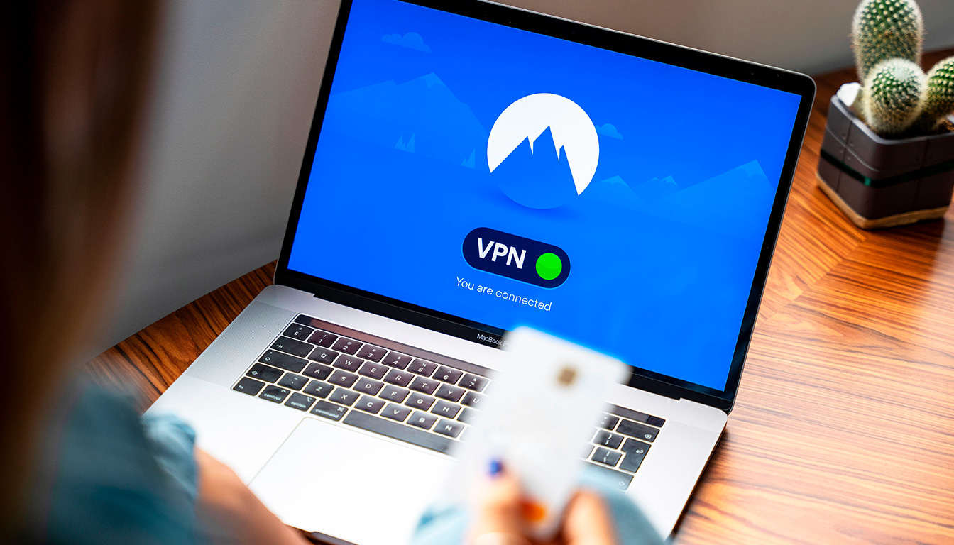 VPN France comparatif des meilleurs — personne utilisant un VPN sur ordinateur