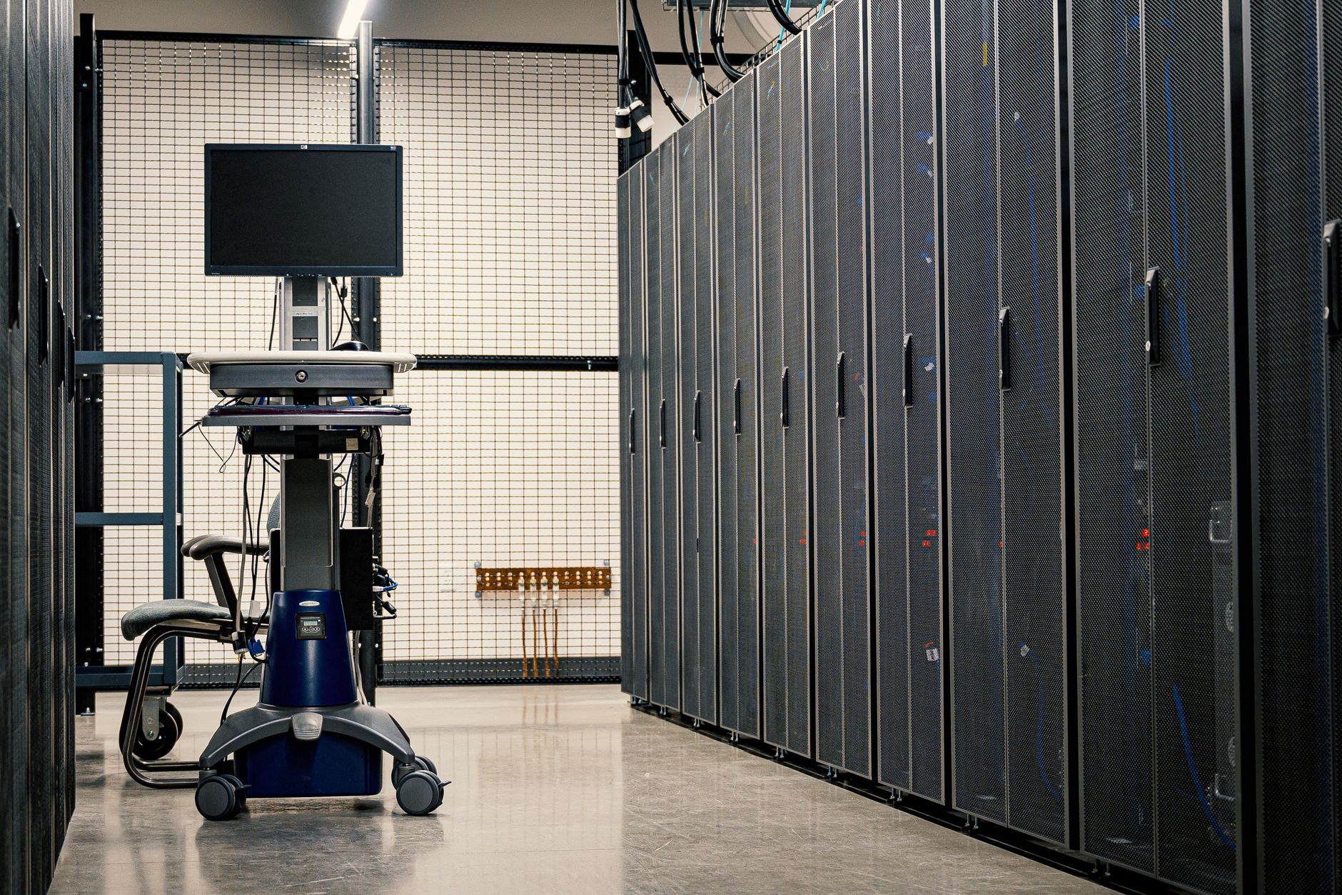 Serveur FTP et Protocole FTP pour le web et l’IoT : de quoi parle-t-on exactement ? — salle serveur informatique avec configuration FTP