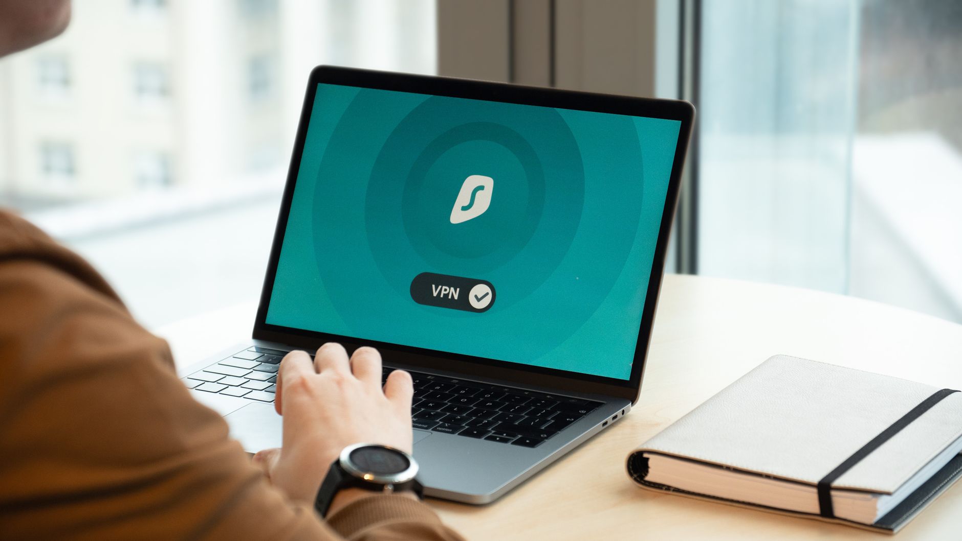 VPN France et sécurité internet en 2026 : ce que fait vraiment un VPN (et ce qu’il ne fait pas) — personne utilisant un VPN sur ordinateur