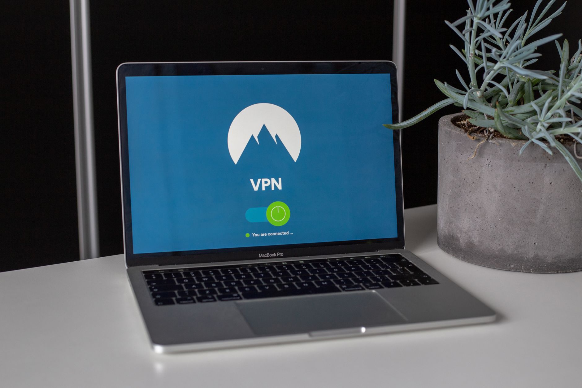VPN gratuit pour Chrome et sécurité en ligne : ce que fuit réellement votre navigateur — personne utilisant un VPN sur un ordinateur portable