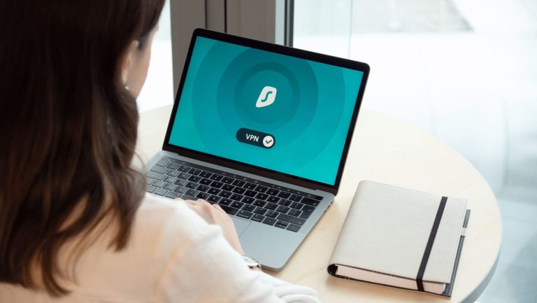 VPN gratuit pour Chrome les — personne utilisant un VPN sur un ordinateur portable