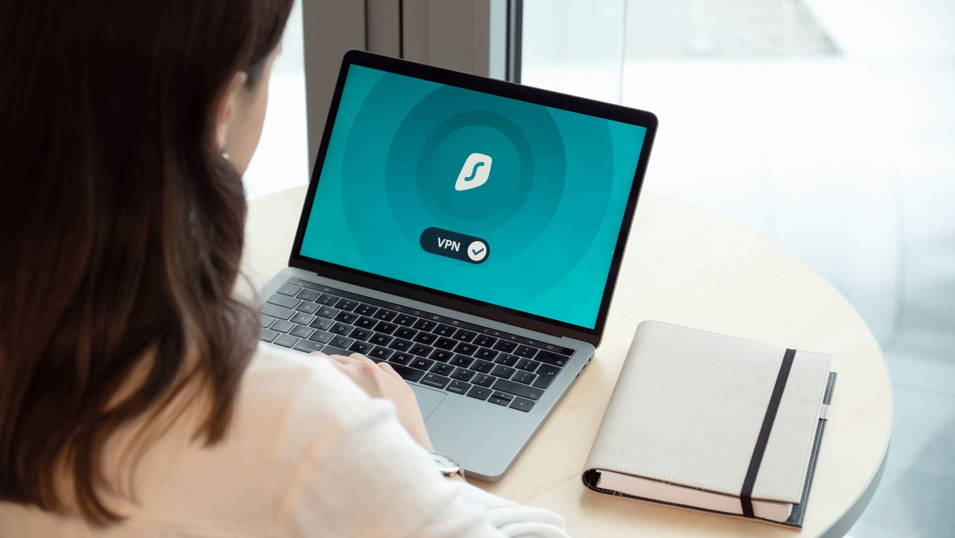 VPN gratuit pour Chrome les — personne utilisant un VPN sur un ordinateur portable