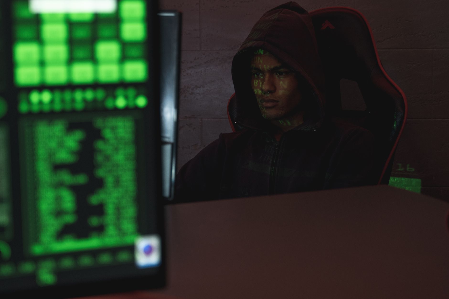 En bref : les premiers réflexes après un piratage informatique — pirate informatique avec code sur écran