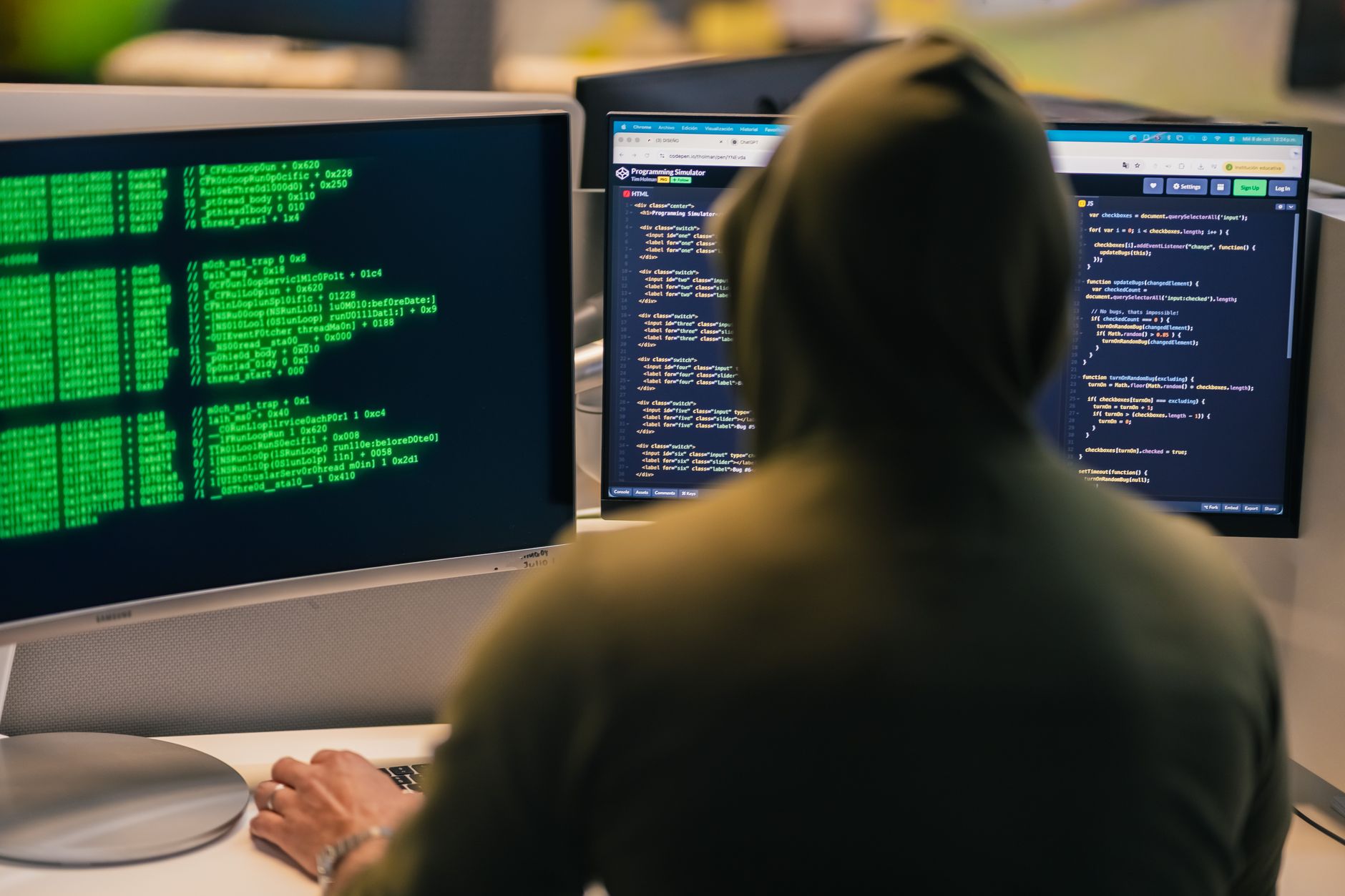 Piratage informatique qui contacter et — pirate informatique avec code sur écran