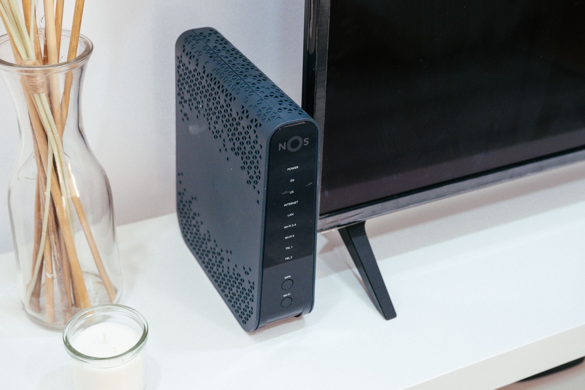 À quoi sert un boîtier smart TV sur un téléviseur ancien ? — boîtier smart TV connecté à un vieux téléviseur