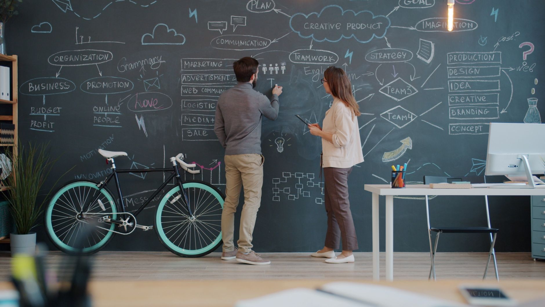 Méthode SMART : définition et rôle de l’acronyme — équipe d'affaires planifiant des objectifs